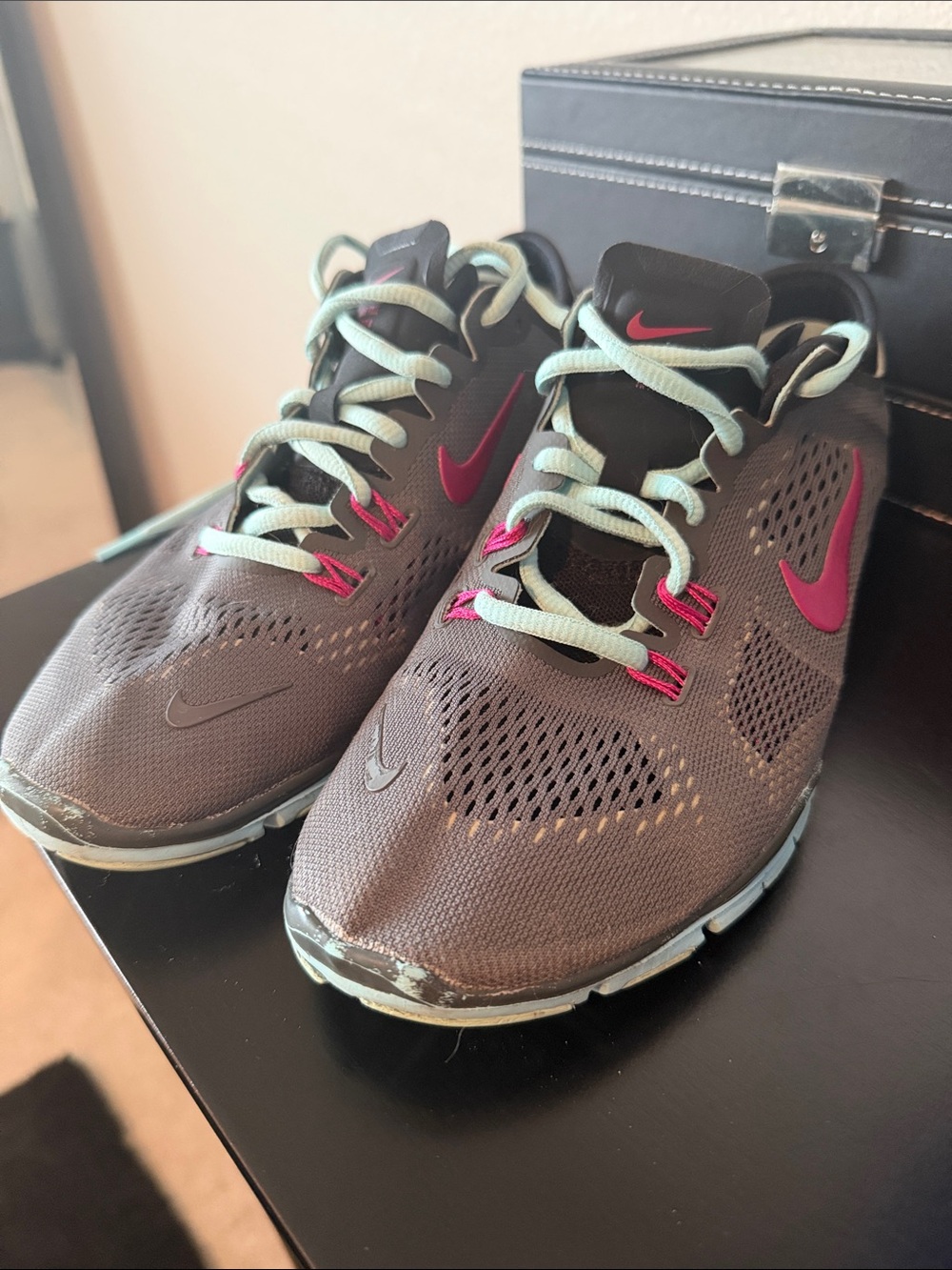 These appear to be Nike Free 5.0 TR Fit 4 training shoes in a gray, fuchsia, and